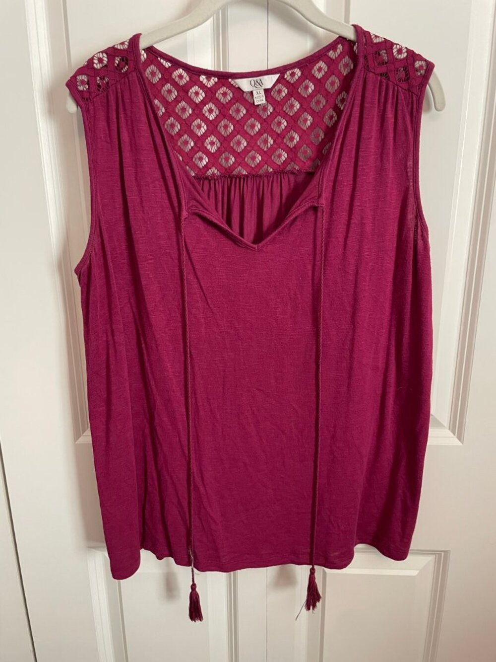 Q&A Sleeveless T-shirt